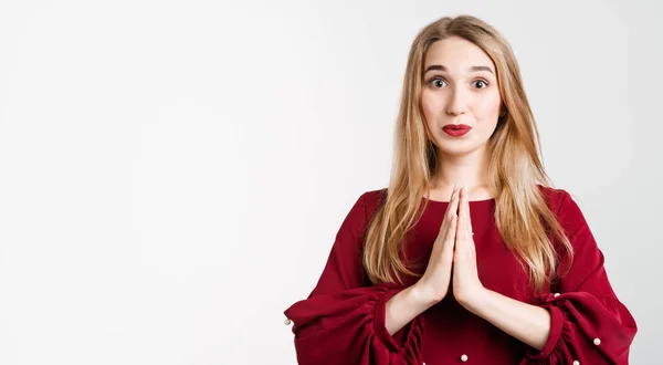 Foto Der Charismatischen Jungen Frau Mit Langen Blonden Haaren Hält — Stockfoto