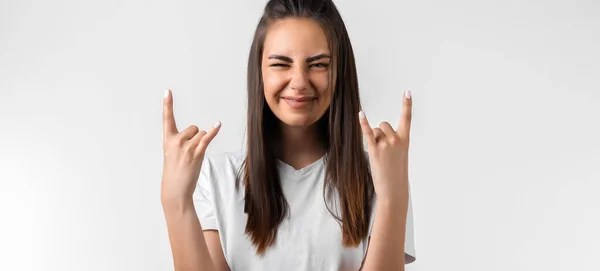 Emotiva Mujer Joven Europea Con Pelo Largo Castaño Hace Rock —  Fotos de Stock