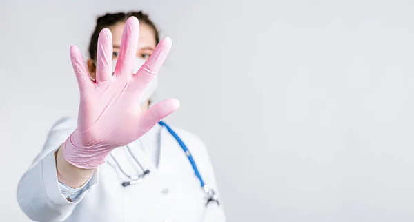 Kvinnlig Läkare Vit Rock Och Rosa Sterila Handskar Nära Håll — Stockfoto