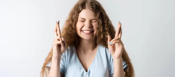 Moet Winnen Joyful Europese Jonge Vrouw Met Krullend Lang Haar — Stockfoto