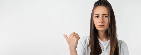 Melhor Que Vejas Menina Europeia Intrigado Com Cabelo Castanho Longo — Fotografia de Stock