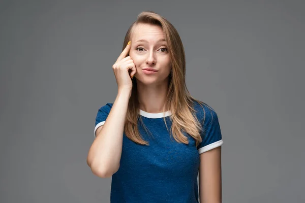 Estudio Una Joven Confiada Con Pelo Rubio Liso Una Camiseta — Foto de Stock