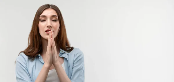 Junge Hündin Mit Langen Kastanienbraunen Haaren Hält Hände Namensschild Meditiert — Stockfoto