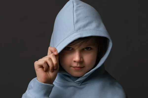 Πορτρέτο Του Χαριτωμένο Αγόρι Ετών Ντυμένος Casual Ρούχα Στέκεται Κουκούλα — Φωτογραφία Αρχείου