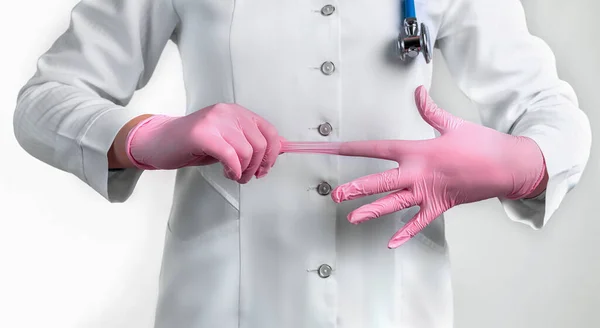 Widok Upraw Kobiety Lekarz Mundurze Zakładanie Różowe Jałowe Rękawice Izolowane — Zdjęcie stockowe