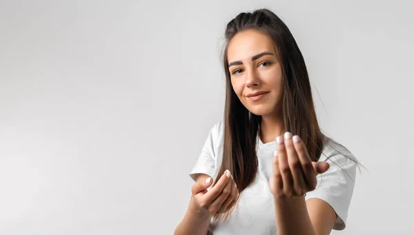 Chica Moderna Bastante Despreocupada Con Pelo Largo Castaño Vestido Con —  Fotos de Stock