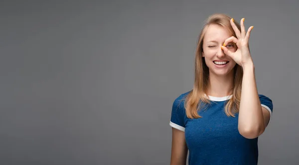 金髪のストレートの髪で陽気な笑顔の女性は 白い歯を実証し Okayジェスチャーで指を介してカメラを見て 感情の概念 スペースのコピー — ストック写真
