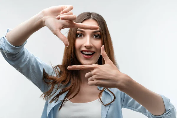 Portret Van Positief Meisje Met Lang Kastanjebruin Haar Gekleed Casual — Stockfoto