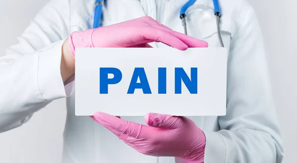 코트를 의사와 Pain 카드를 분홍색 장갑을 모습이 띄었다 의학적 — 스톡 사진