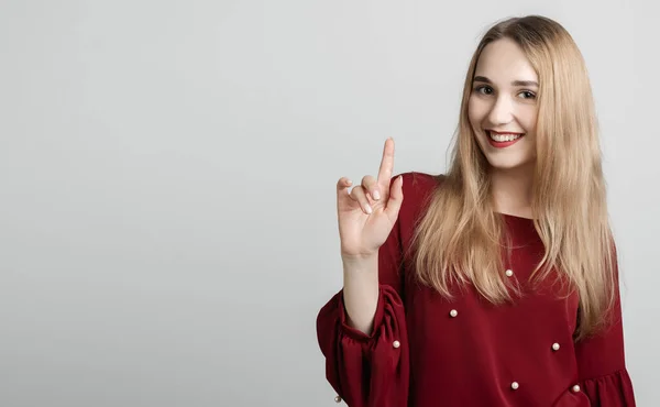 Ung Europeisk Kvinna Med Långt Blont Hår Står Mot Grå — Stockfoto