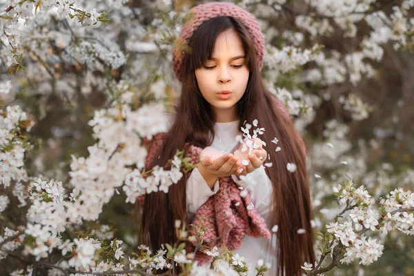 Hübsches Brünettes Mädchen Jahre Blühenden Garten Modekonzept — Stockfoto