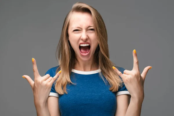 Emotive Perempuan Muda Dengan Rambut Lurus Pirang Membuat Tanda Rock — Stok Foto