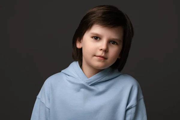 Πορτρέτο Του Χαριτωμένο Αγόρι Ετών Ντυμένος Casual Ρούχα Στέκεται Χέρια — Φωτογραφία Αρχείου