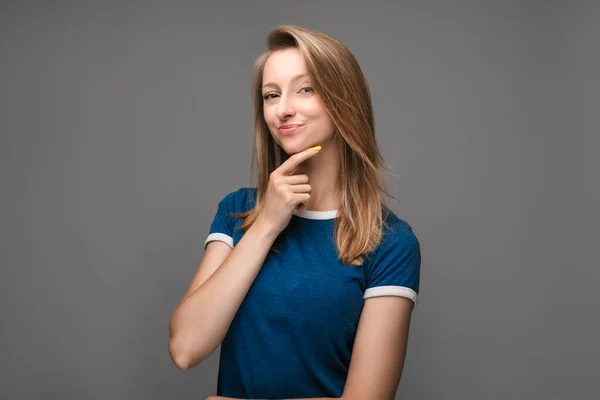 Tänksam Ung Kvinna Med Blont Rakt Hår Och Blå Shirt — Stockfoto