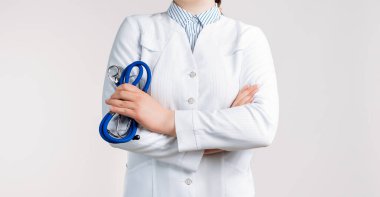 Üniformalı kadın doktorun stetoskop tutarken çekilmiş görüntüsü. Tıbbi konsept. Metnin için boşluk kopyala