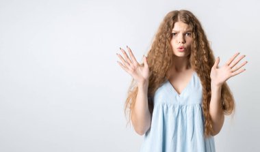 Pozitif insani duygular, tepki ve şaşkınlık. Şaşırmış, kıvırcık saçlı, geniş gözlü, duygusal hareket eden, erkek arkadaşından sürpriz aldığı için heyecanlanan, mutlu bir kız.