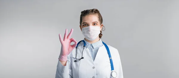 Νεαρή Όμορφη Γυναίκα Γιατρός Ένα Λευκό Παλτό Μια Ιατρική Μάσκα — Φωτογραφία Αρχείου