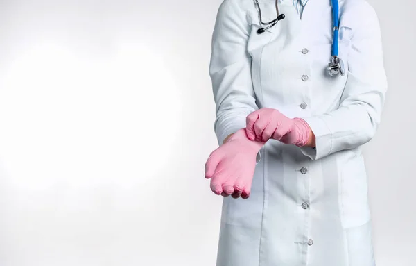 Vista Recortada Woman Doctor Uniforme Poniéndose Guantes Estériles Rosados Aislados — Foto de Stock