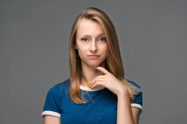 Tänksam Ung Kvinna Med Blont Rakt Hår Och Blå Shirt — Stockfoto