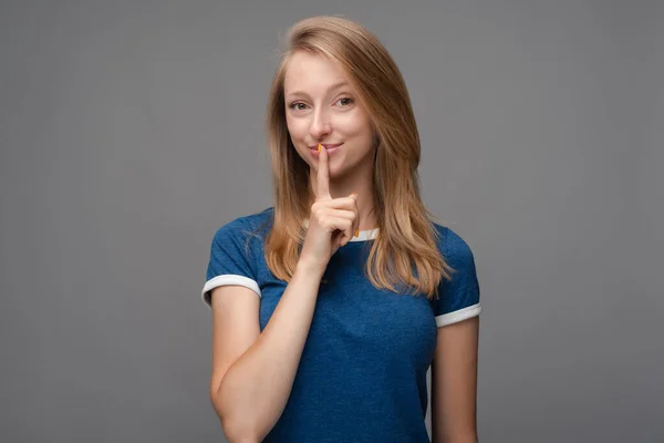 Mulher Loira Muito Jovem Vestida Com Camisa Azul Mantém Dedo — Fotografia de Stock