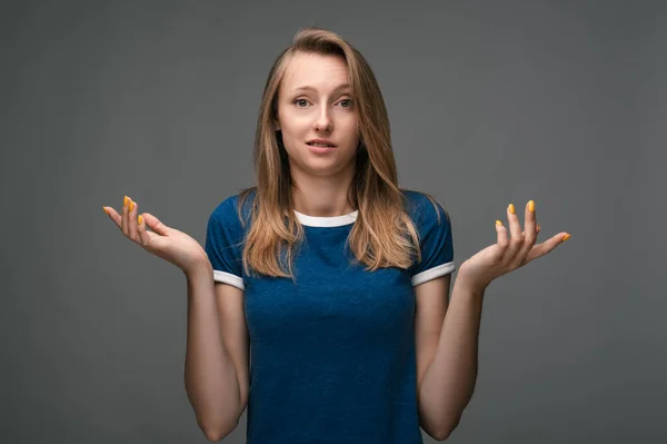 Foto Estudio Una Joven Despistada Con Una Camisa Azul Hombros —  Fotos de Stock