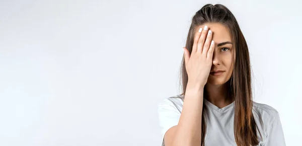 Photo Jeune Femme Européenne Fatiguée Avec Longs Cheveux Châtain Couvre — Photo