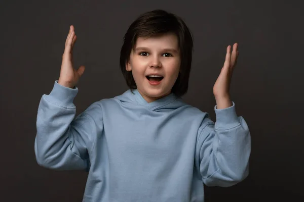 Στούντιο Πλάνο Του Συναισθηματική Έκπληξη Νεαρό Αγόρι Ετών Ντυμένος Casual — Φωτογραφία Αρχείου