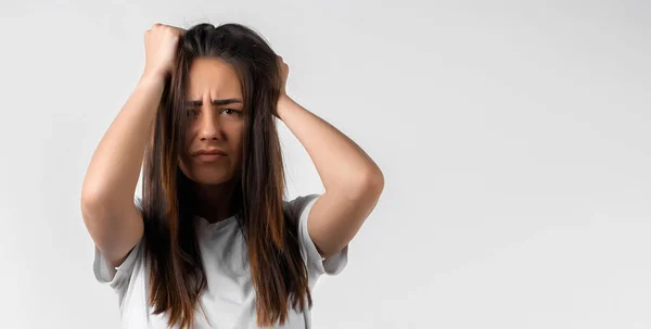 Foto Una Hermosa Chica Con Largos Pelos Castaño Con Los — Foto de Stock