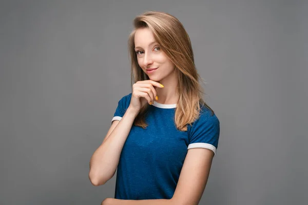 Bedachtzame Jonge Vrouw Met Blond Recht Haar Een Blauw Shirt — Stockfoto
