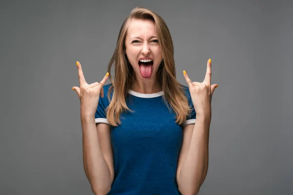 Emotiverende Jonge Vrouw Met Blond Recht Haar Maakt Rock Roll — Stockfoto