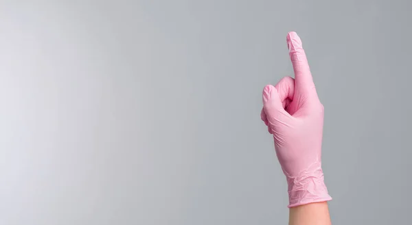 Närbild Läkare Hand Rosa Gummihandskar Visar Skylt Med Finger Uppmärksamhet — Stockfoto