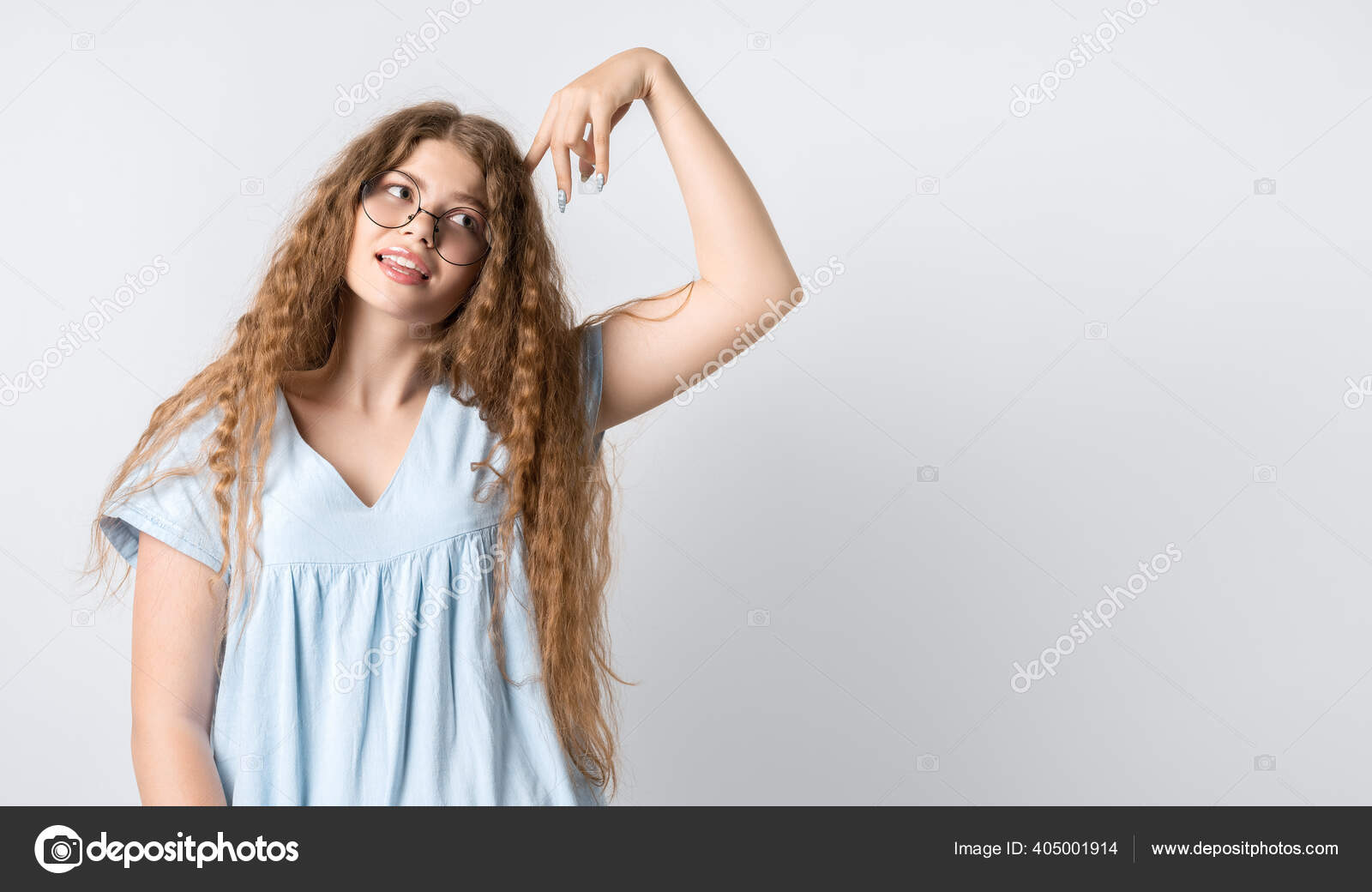 Mulher europeia jovem despreocupada e sonhadora com penteado