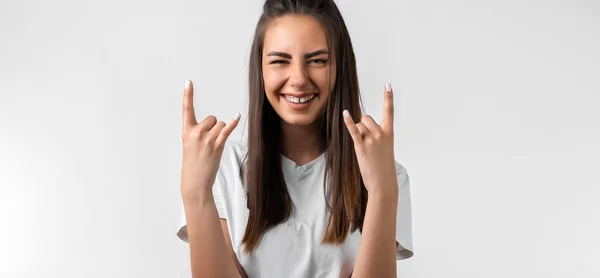 Jovem Europeia Emotiva Com Cabelo Longo Castanho Faz Rock Roll — Fotografia de Stock