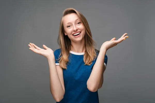 Joven Mujer Positiva Con Pelo Rubio Liso Vestida Con Camiseta — Foto de Stock