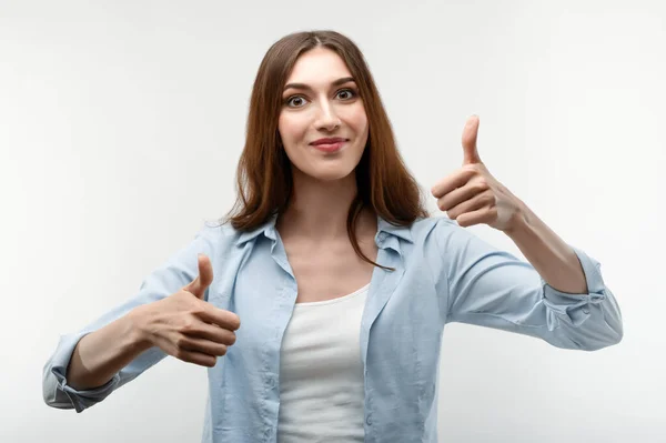 Alegre Chica Caucásica Con Pelo Largo Castaño Vestido Con Ropa —  Fotos de Stock