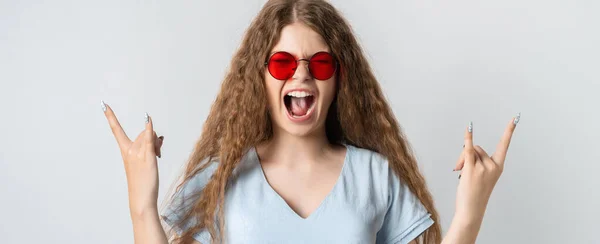 Emotive Ευρωπαίος Νεαρή Γυναίκα Σγουρά Μακριά Μαλλιά Κάνει Rock Roll — Φωτογραφία Αρχείου