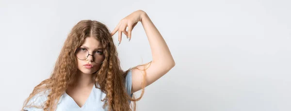 Foto Ragazza Pensierosa Con Capelli Lunghi Ricci Occhiali Rotondi Guardando — Foto Stock