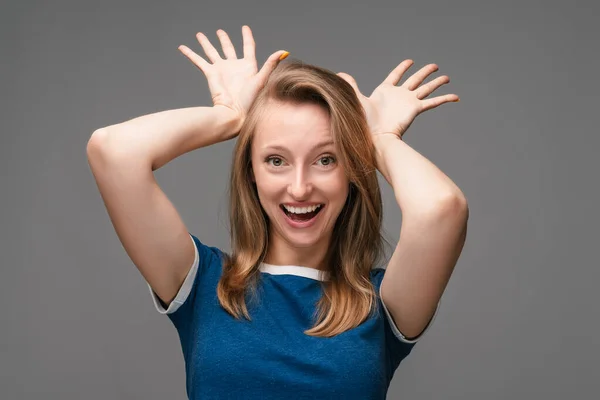 Funny Young Blonde Female Shows Horns Having Fun Camera Pretty — Stock Photo, Image