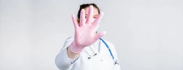 Никаких Вирусных Заболеваний Заднем Плане Женщина Маске Сосредоточиться Протянутой Руке — стоковое фото