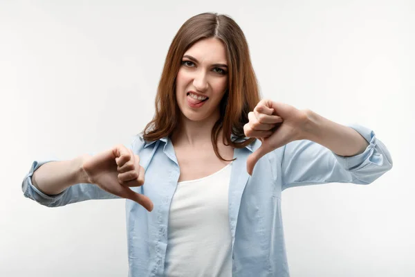 Gadis Kaukasia Cantik Dengan Rambut Kastanye Panjang Mengenakan Pakaian Kasual — Stok Foto