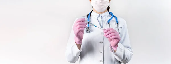 Обрізаний Вид Молодої Жінки Лікаря Білій Шубці Медичній Масці Рожеві — стокове фото