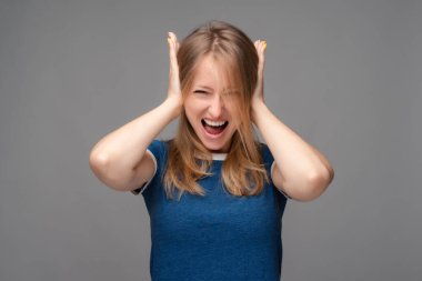 Çığlık, nefret, öfke. Kızgın sarışın kız elleriyle kulaklarını kapattı ve çığlık attı. Korkunç sesler duyuyordu. Rahatsızlığını dile getirdi. İnsani duygular, yüz ifadesi kavramı.