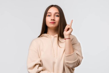 Uzun kestane rengi saçlı, işaret parmağı gösteren, azarlayan ya da azarlayan ciddi bir genç kadının portresi. Kız parmağını kaldırır ve der ki:.