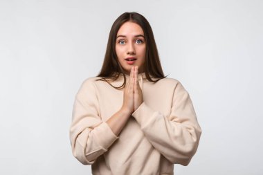 Uzun saçlı, mutlu esmer bir kadının resmi. Gülümseyen ve avuçlarını bir arada tutan sıradan kıyafetler giymiş bir kadın. Meditasyon yapıyor, barış ve sevgi için dua ediyor, sakin ve huzurlu bir yüz ifadesi var.