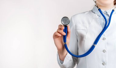 Üniformalı kadın doktorun stetoskop tutarken çekilmiş görüntüsü. Metnin için alanı kopyala. Tıbbi konsept