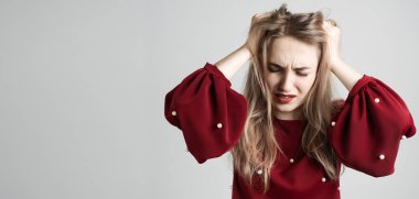 Oh hayır. Uzun sarı saçlı güzel bir kızın fotoğrafı, gözleri kapalı, kafasının üstünde el ele tutuşurken afallamış. Sorunlar, şaşkınlık, korku, fobi konsepti