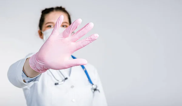 Ung Kvinna Läkare Vit Rock Och Rosa Sterila Handskar Nära — Stockfoto