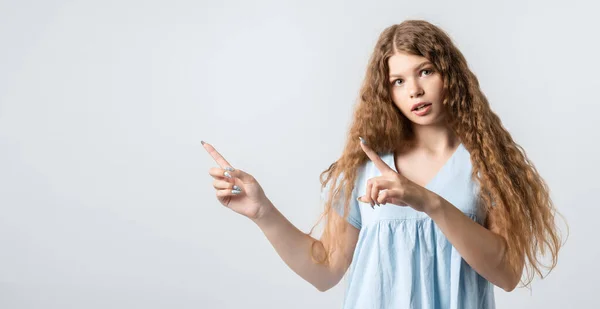 Melhor Que Vejas Menina Europeia Intrigada Com Cabelos Longos Encaracolados — Fotografia de Stock