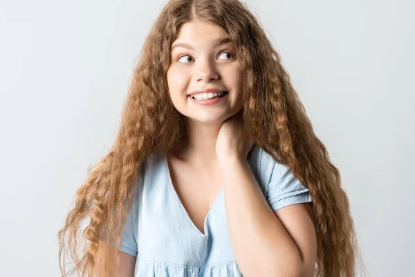 Atractiva Mujer Joven Europea Positiva Con Peinado Rizado Largo Tiene — Foto de Stock