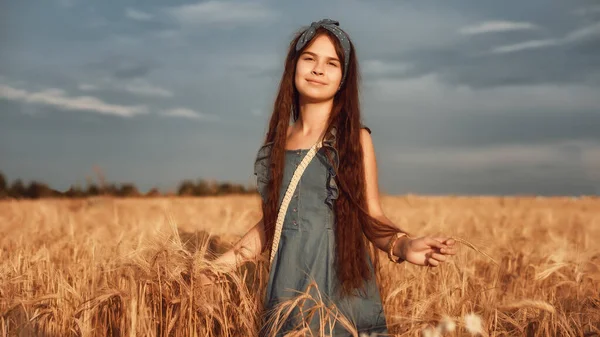 Portrét Malé Dívky Let Dlouhými Hnědými Vlasy Procházka Pšeničném Poli — Stock fotografie